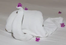 romantický ručník na posteli ve tvaru labutě