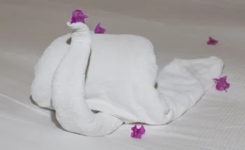 romantický ručník na posteli ve tvaru labutě