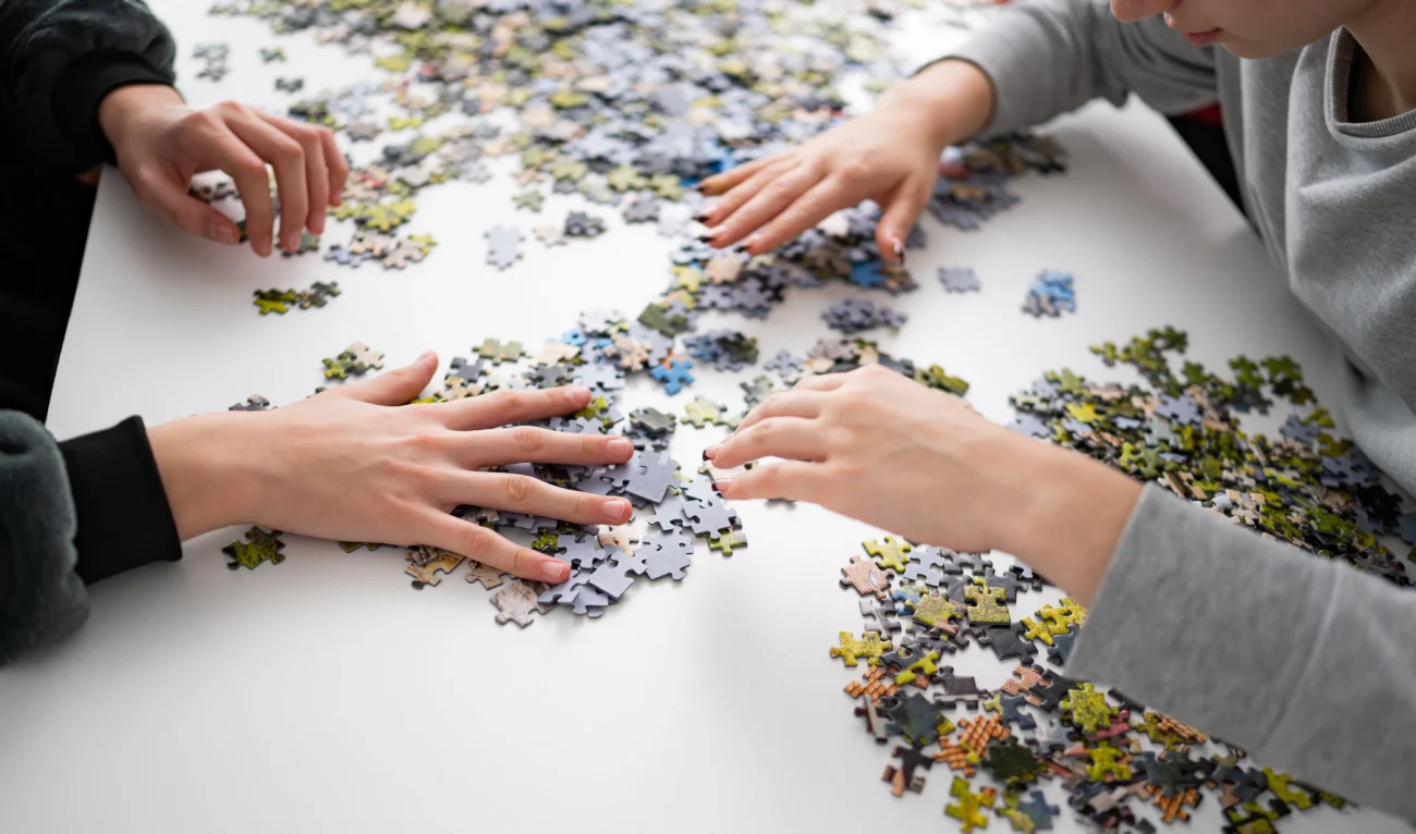 shutterstock_2594729093-min | TVGURU.cz ruce skládají puzzle