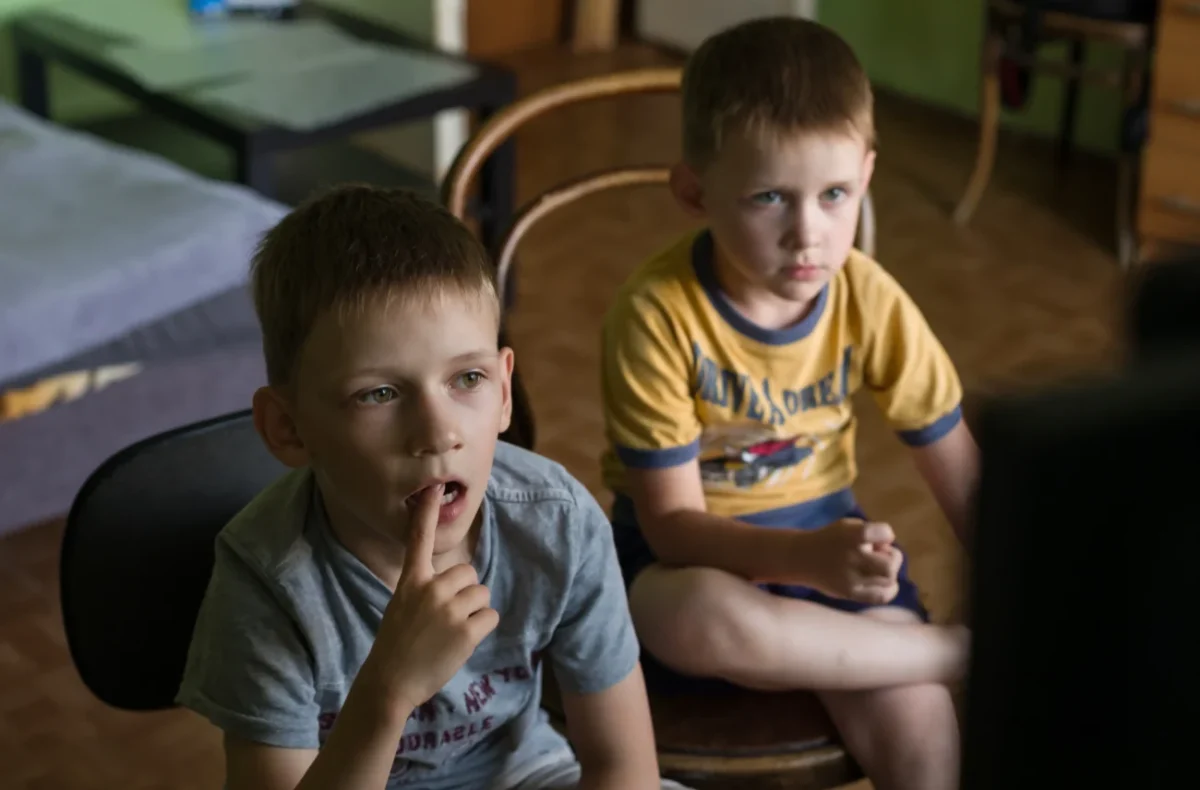 Chlapci se dívají na televizi.