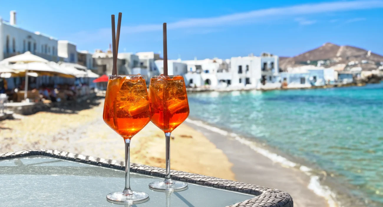 Aperol spritz s pozadím pláže.