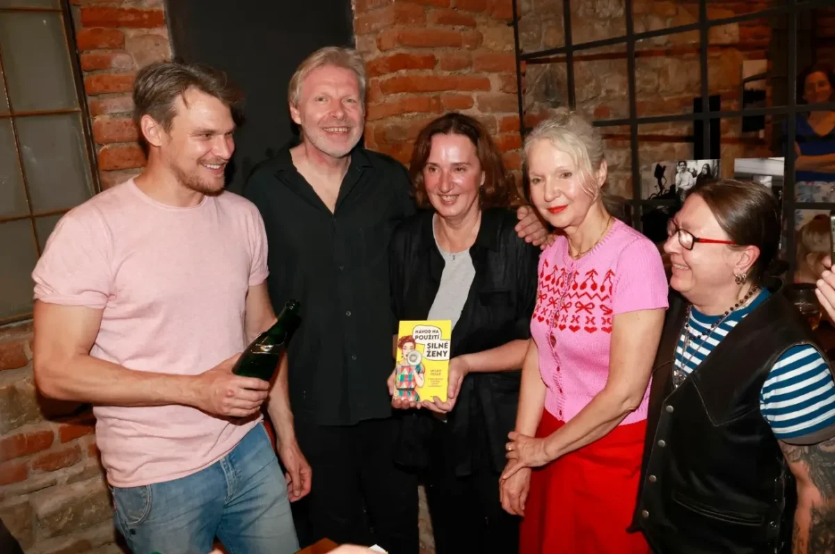 Vojtěch Dyk, Irena Obermannová, Milan Tesař, Mirka Zlatníková Kniha Návod na použití silné ženy se 4. 6. 2025 křtila v pražském klubu Spolek Dobrá Šatlava.