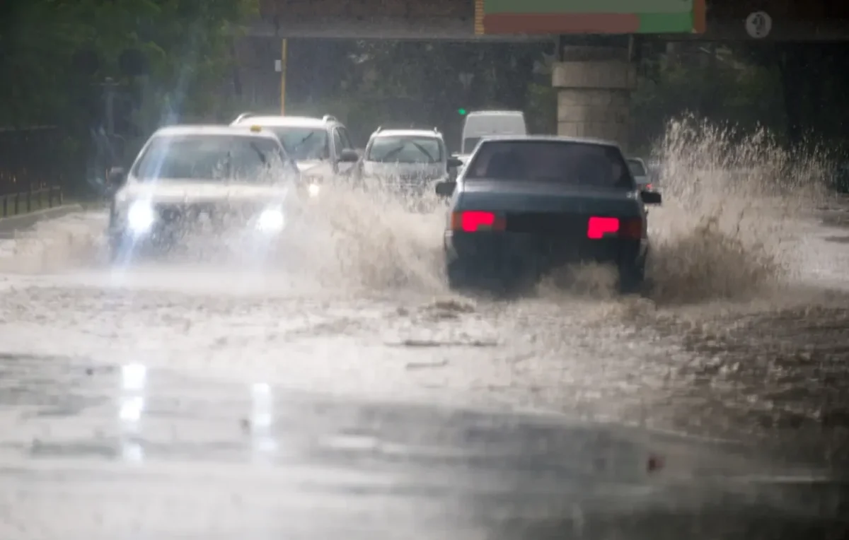 silný déšť, silnice, auta