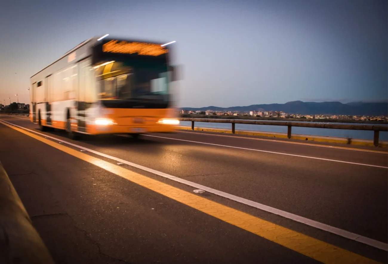 Velká rychlost autobusu může být nebezpečná