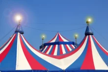 cirkusový stan pod modrým nebem