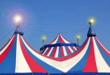 cirkusový stan pod modrým nebem