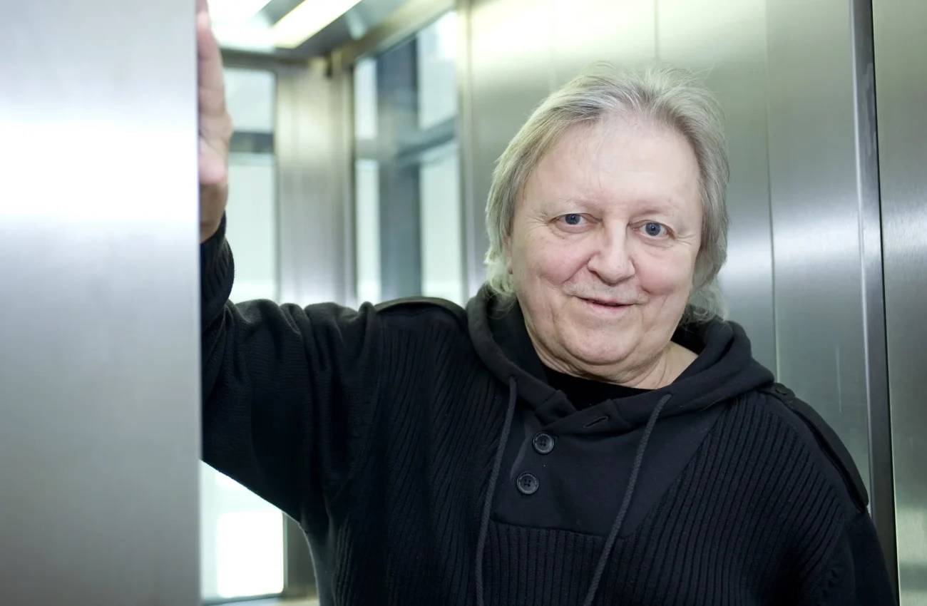 Václav Neckář stojící ve dveřích výtahu. 