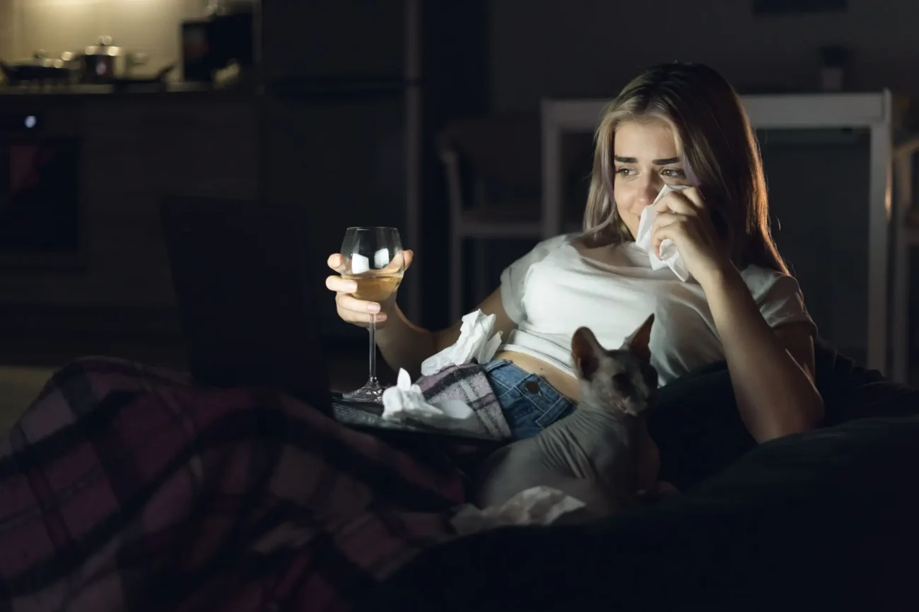žena která se dívá na film a pláče