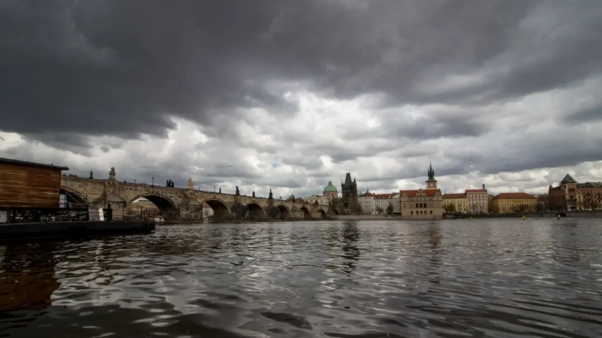 mraky nad Prahou