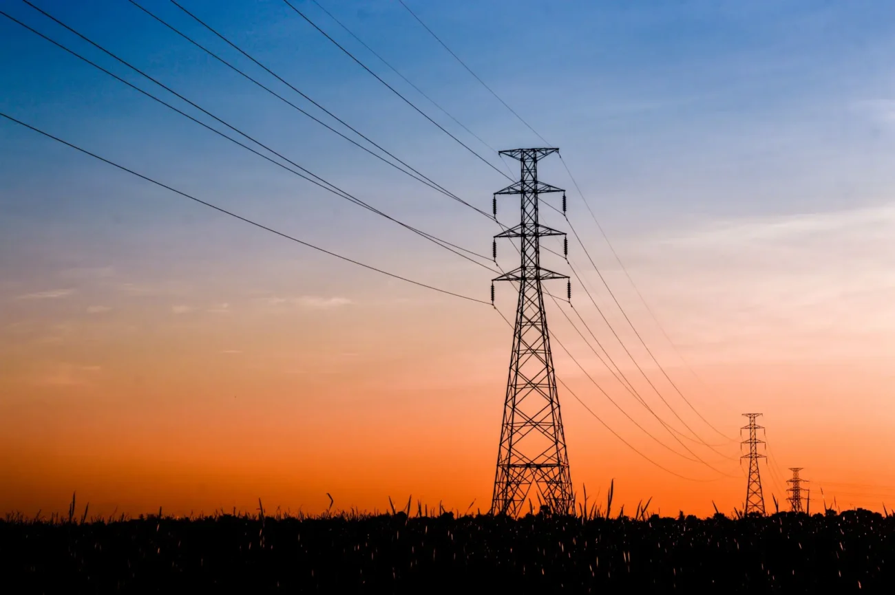 elektrické vedení při západu slunce