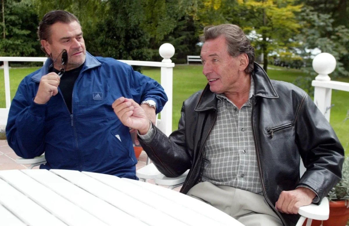 Karel Svoboda a Karel Gott v družném hovoru u stolu, odpoledne na zahradě