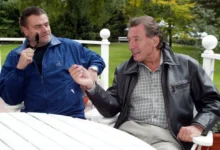 Karel Svoboda a Karel Gott v družném hovoru u stolu, odpoledne na zahradě