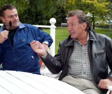 Karel Svoboda a Karel Gott v družném hovoru u stolu, odpoledne na zahradě