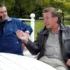Karel Svoboda a Karel Gott v družném hovoru u stolu, odpoledne na zahradě