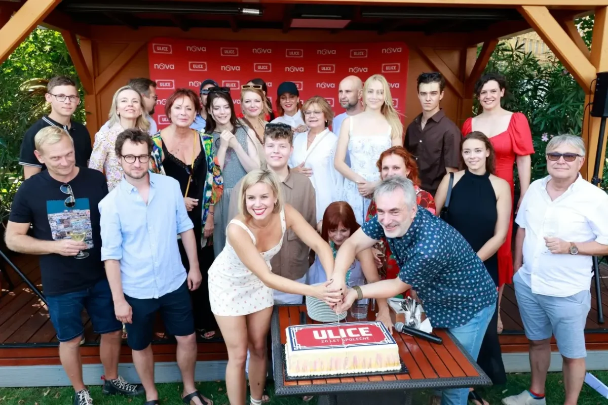 Herci krájející dort seriálu Ulice.