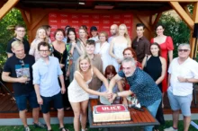 Herci krájející dort seriálu Ulice.