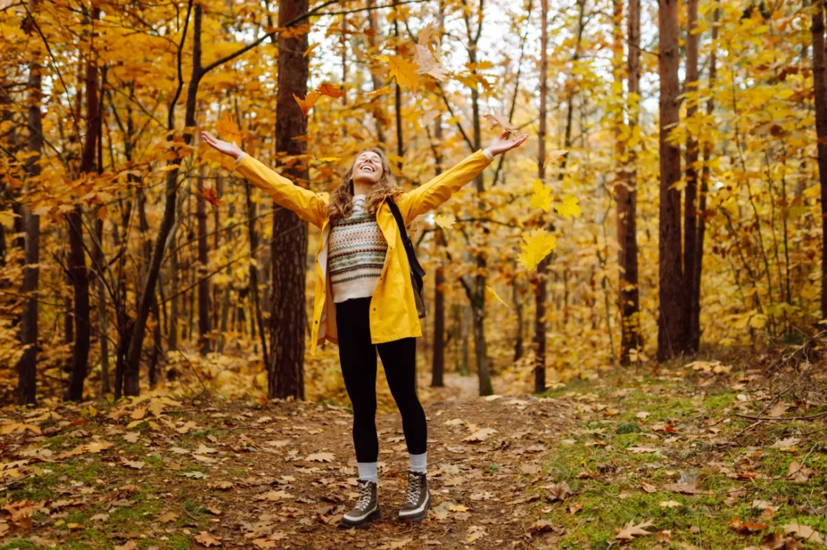 Žena na podzim v lese.