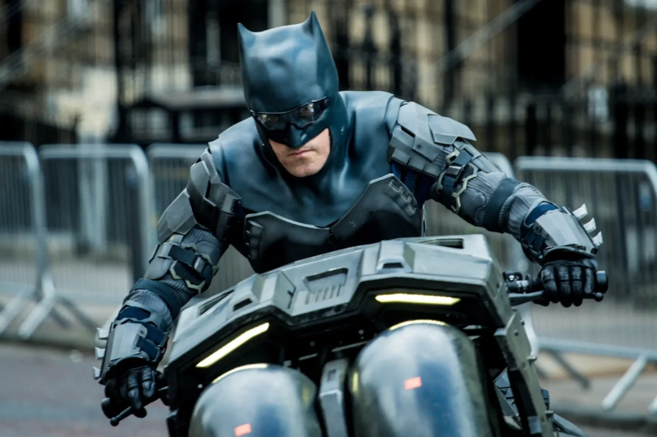 Batman jedoucí na motorce