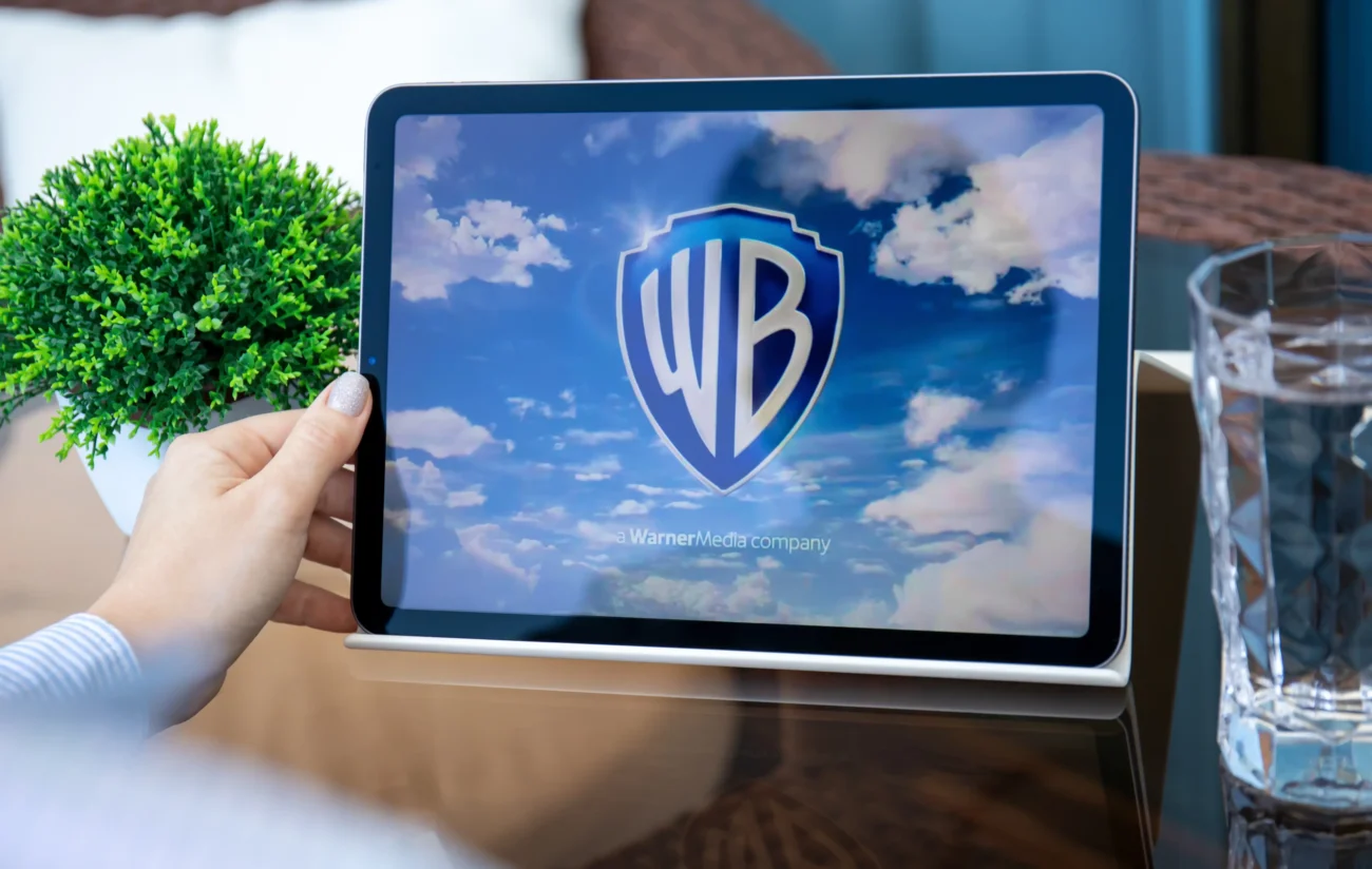 Na tabletu je logo Warner Bros.