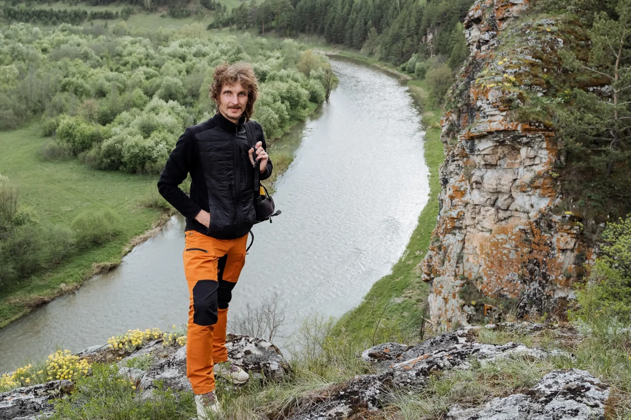 shutterstock_2171087431-2 | TVGURU.cz Muž stojí na okraji hory.