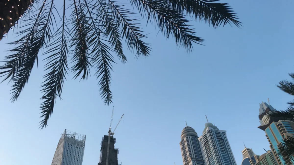 dubajské mrakodrapy pohled zespodu