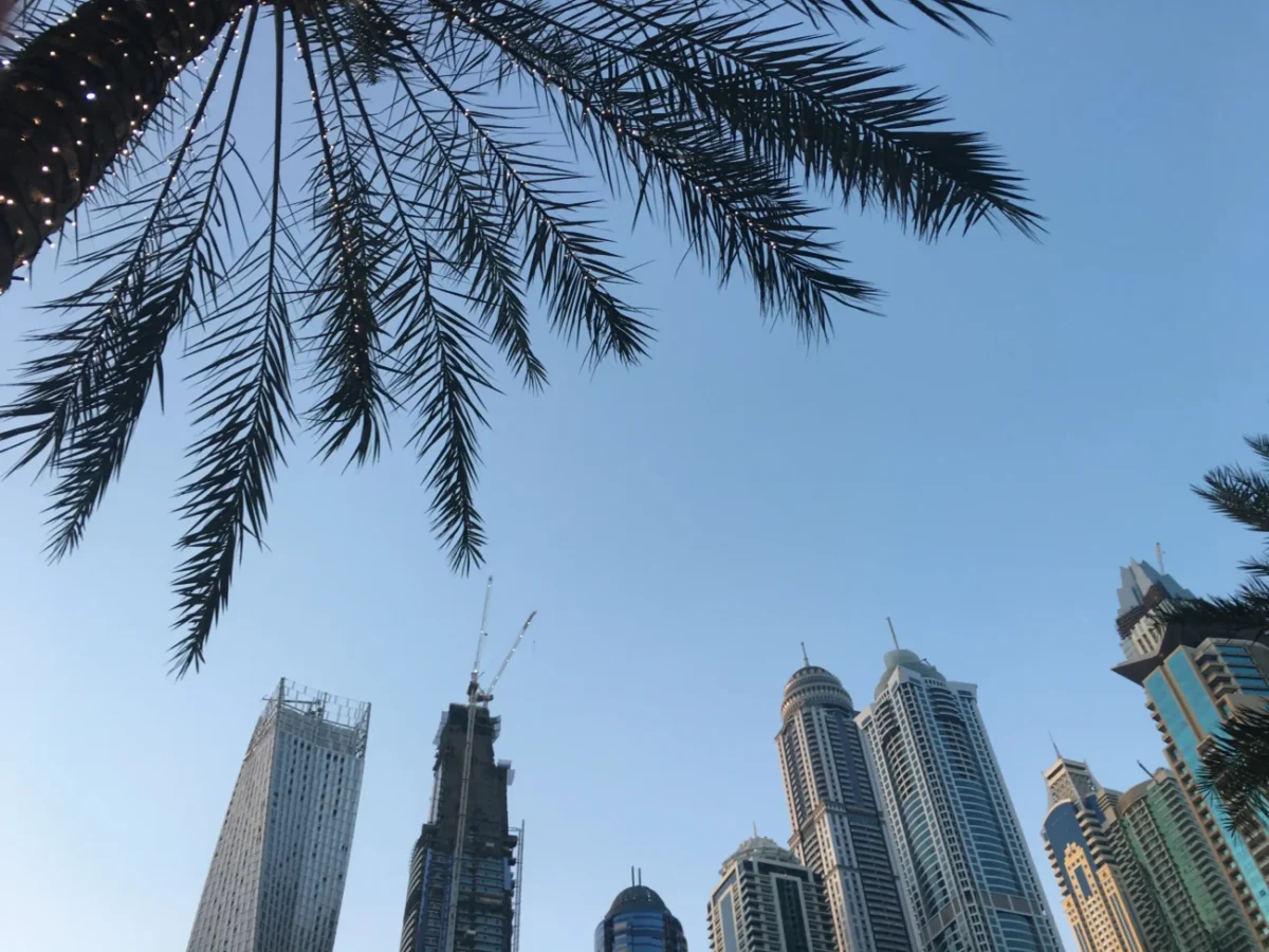 dubajské mrakodrapy pohled zespodu