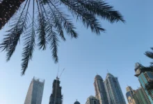 dubajské mrakodrapy pohled zespodu
