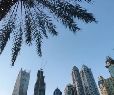 dubajské mrakodrapy pohled zespodu