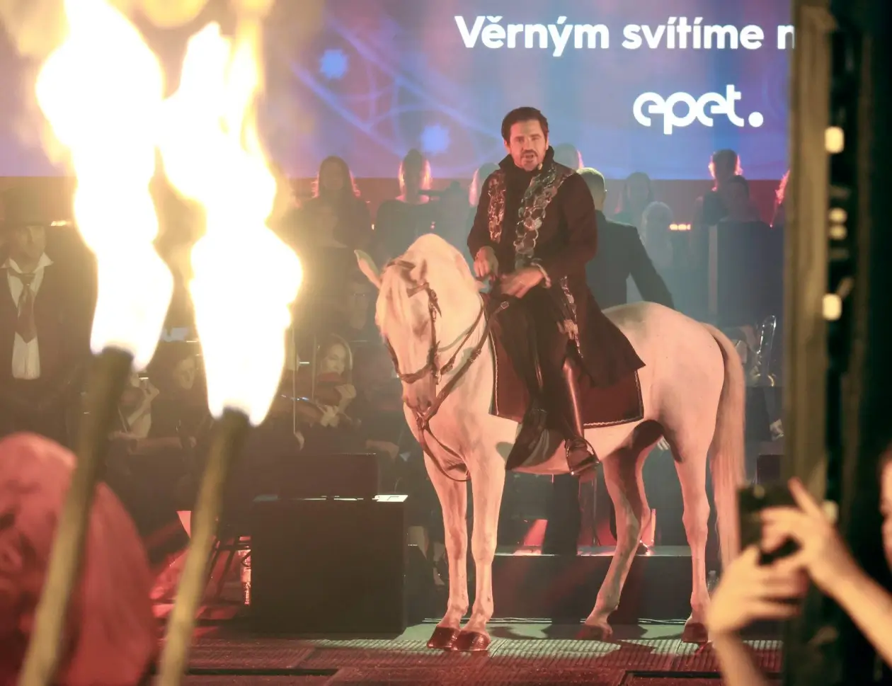 Na Primě se nově Vojta Kotek bude objevovat hned ve dvou pořadech. Zdroj: Profimedia | TVGURU.cz Herec Vojta Kotek na koni.