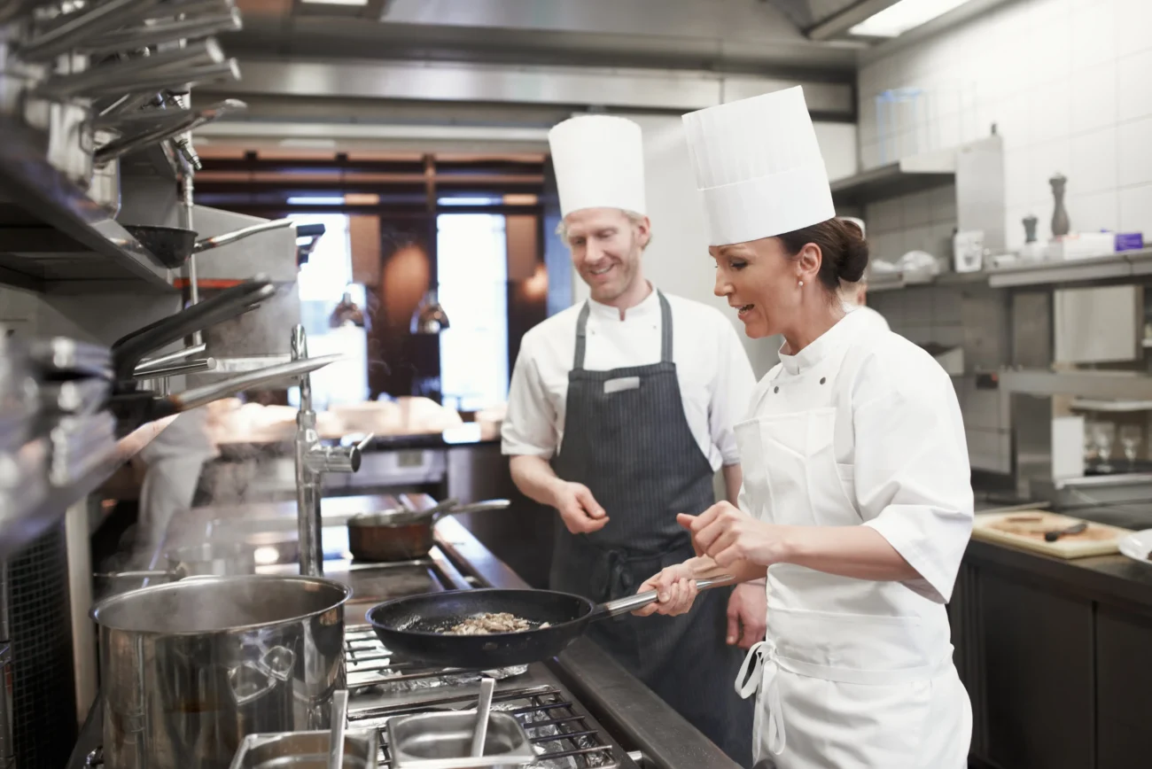 Pořad se snaží pomoct restauracím s problémy. Zdroj: Shutterstock | TVGURU.cz Kuchaři v profi restauraci.