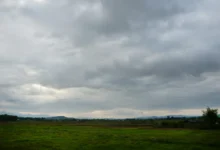 Podzimní obloha pod mrakem.