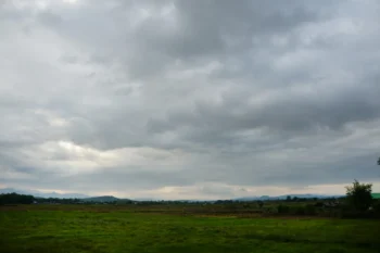 Podzimní obloha pod mrakem.