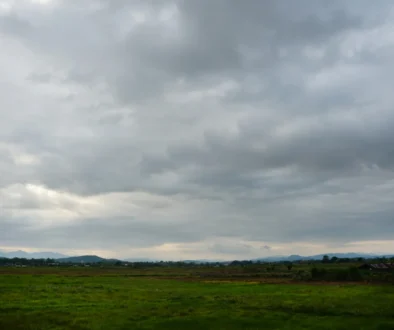Podzimní obloha pod mrakem.