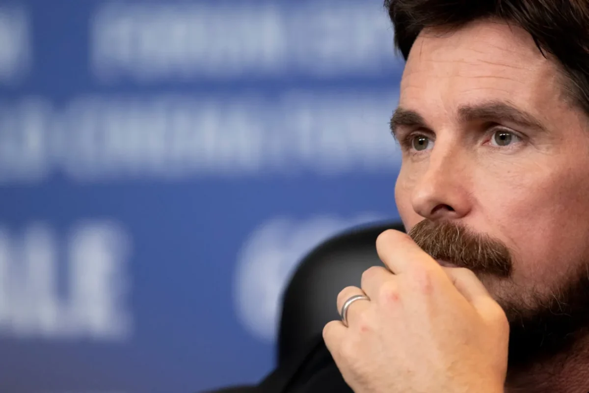 herec Christian Bale na fotografii záběr na obličej