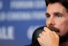 herec Christian Bale na fotografii záběr na obličej