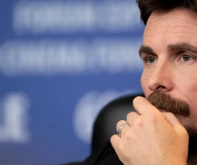 herec Christian Bale na fotografii záběr na obličej