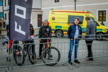 Záběr z natáčení seriálu Ratolesti, kde je Saša Rašilov.