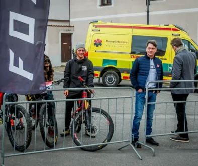 Záběr z natáčení seriálu Ratolesti, kde je Saša Rašilov.