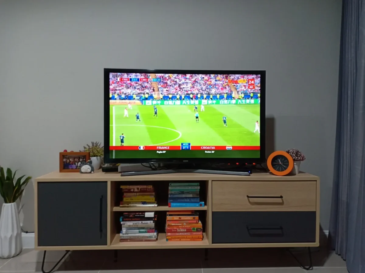 televize v obývacím pokoji