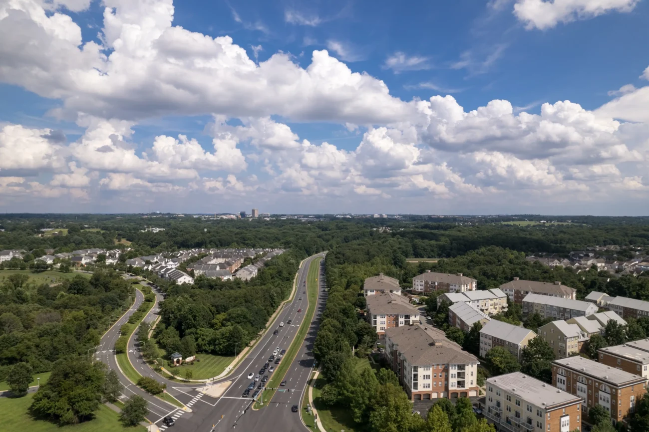 shutterstock_2193138611-2 | TVGURU.cz Domy stojící podél silnice