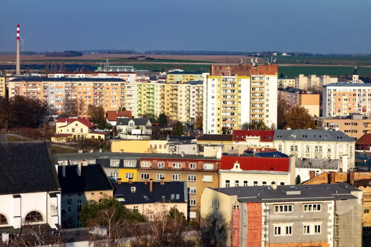 výhled na činžáky ve městě