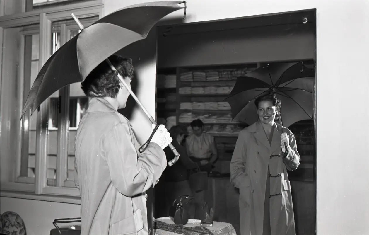 Žena nakupující v Tuzexu.