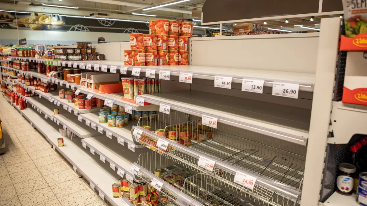 Prázdné police v obchodě.