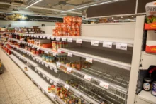 Prázdné police v obchodě.