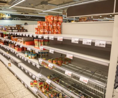 Prázdné police v obchodě.