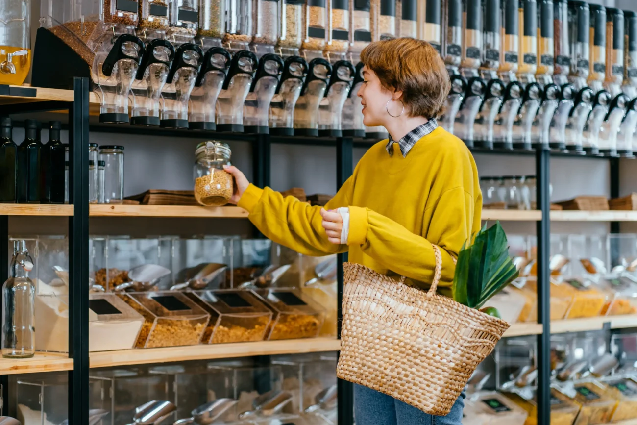 Žena nakupující v obchodě.