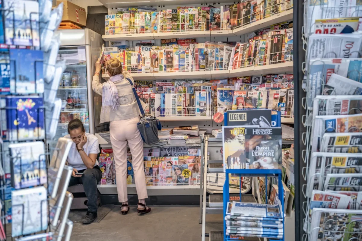 Trafika s novinami a zákazníkem.