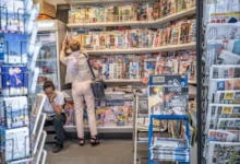 Trafika s novinami a zákazníkem.