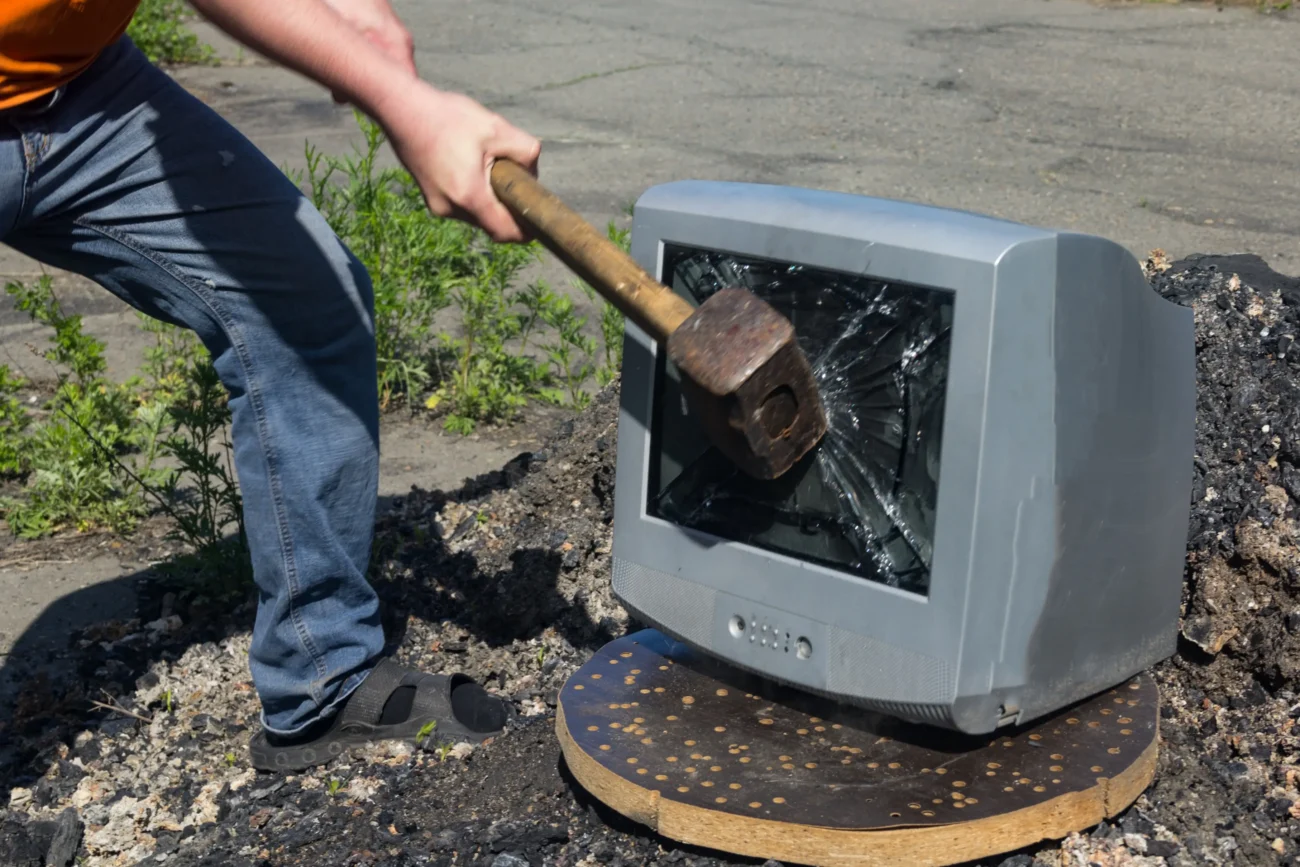 shutterstock_1420651016-2 | TVGURU.cz Muž rozbíjí obrazovku televize.