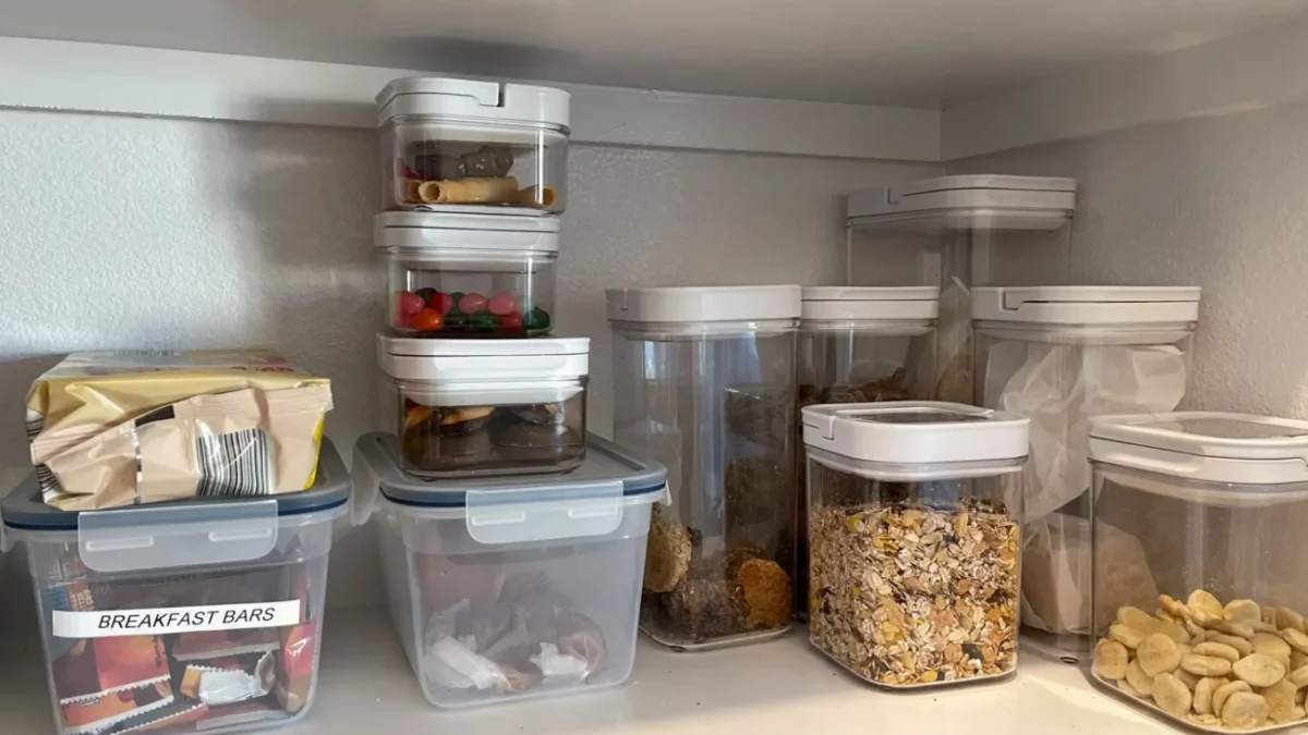 plastové dózy s potravinami